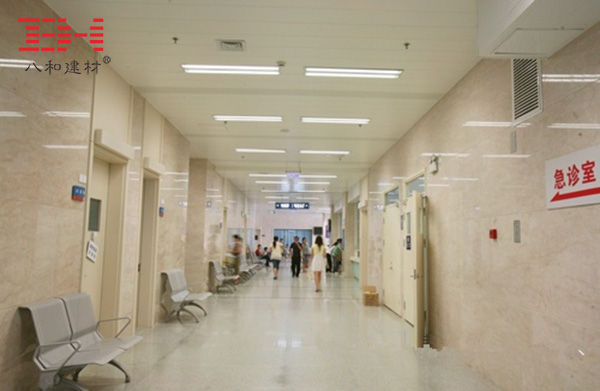 项目说明 常州市第一人民医院座落于常州市中心,占地面积6.5万平方米,是一所三级甲等综合性医院,并被确立为江苏省首批基本现代化医院之一。医院门急诊大楼中庭顶部的玻璃顶篷,为大楼内部提供自然采光。大厅和过道大量应用S300条形铝扣板天花吊顶,不但增强了室内的明亮感,还表现出轻松的线条导向感,给病人营造出轻松舒适的就医环境。 图片展示 应用产品 - 条形铝天花板
