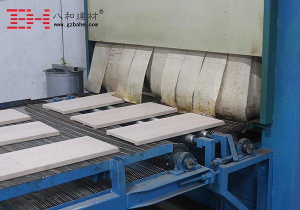 仿大自然环保建材木纹铝单板的生产过程