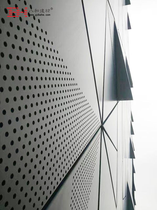前海金融中心三角造型冲孔铝单板3