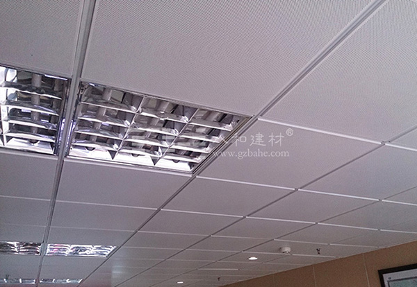 办公楼铝天花吊顶采用明架冲孔铝天花的效果