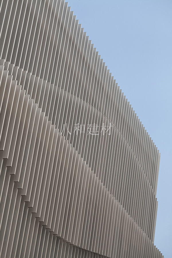 外墙铝方通上海绿地创新产业中心建筑外立面采用了大量的外墙铝方通