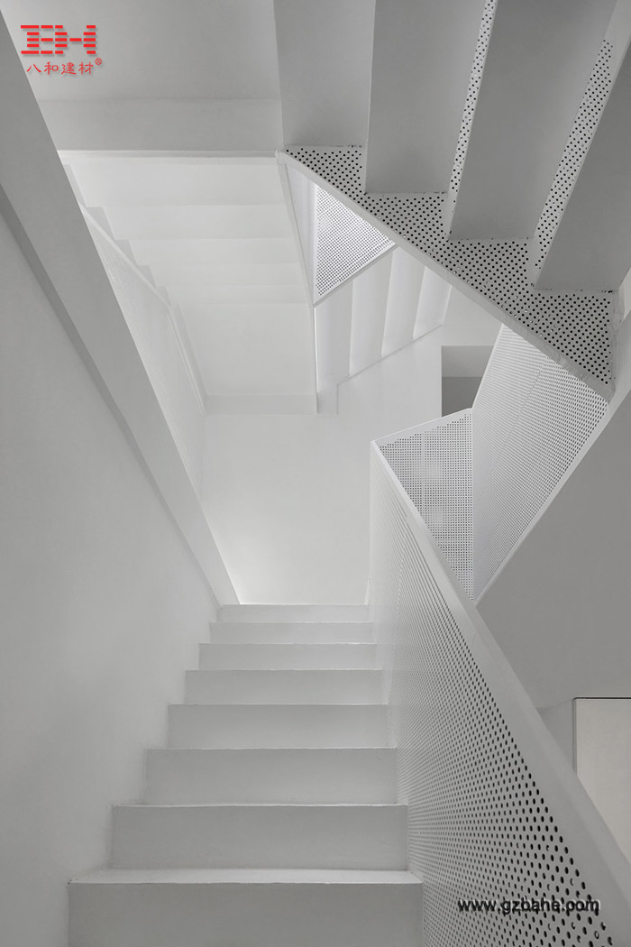 穿孔铝单板楼梯扶手-2.jpg