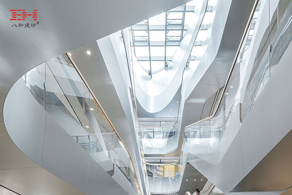 杭州来福士中心室内的扶梯铝单板和中庭侧边铝单板装饰