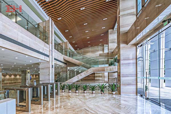 广州白云国际机场综合信息大楼大厅天花木纹铝方通装饰