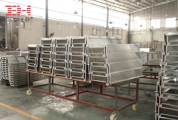 正在加工中的造型铝单板产品