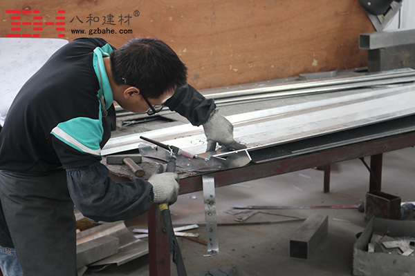 【专注】八和建材造型铝单板烧焊工人的工作态度