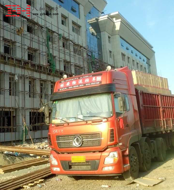 【安全到达】装载勾搭铝单板及铝扣板吊顶大型货车到达新疆