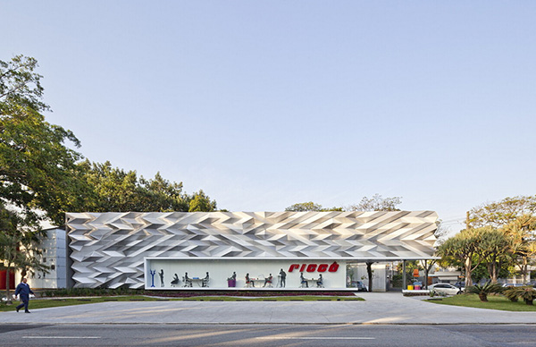 巴西Ricco展厅三角造型铝单板幕墙