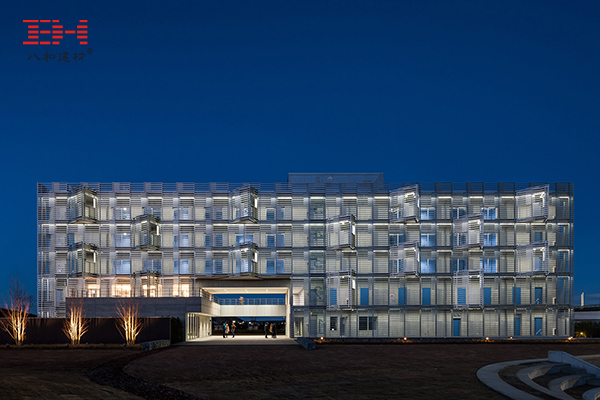 日本城西大学国际学生宿舍用铝制百叶窗创造出交织的立面效果
