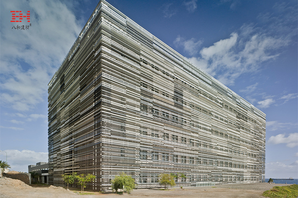 西班牙医学院实验室综合楼用铝合金方通打造充满厚重感的建筑外观