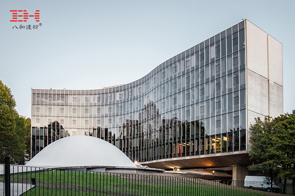 法国共产党总部用阳极氧化铝单板打造具有未来感的礼堂